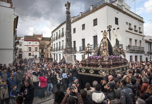 María Santísima en su Soledad, por la plaza del Potro en la Semana Santa de Córdoba