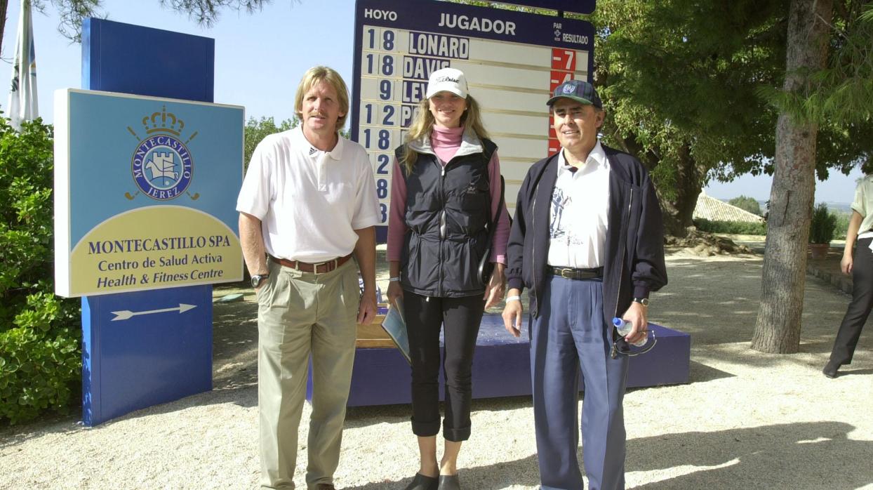 El exjugador del Real Madrid, Barcelona y Atlético de Madrid Bernd Schuster (i), en un torneo de golf