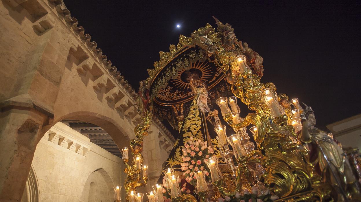 Nuestra Señora Madre de Dios en sus Tristezas durante su salida procesional la noche del Lunes Santo