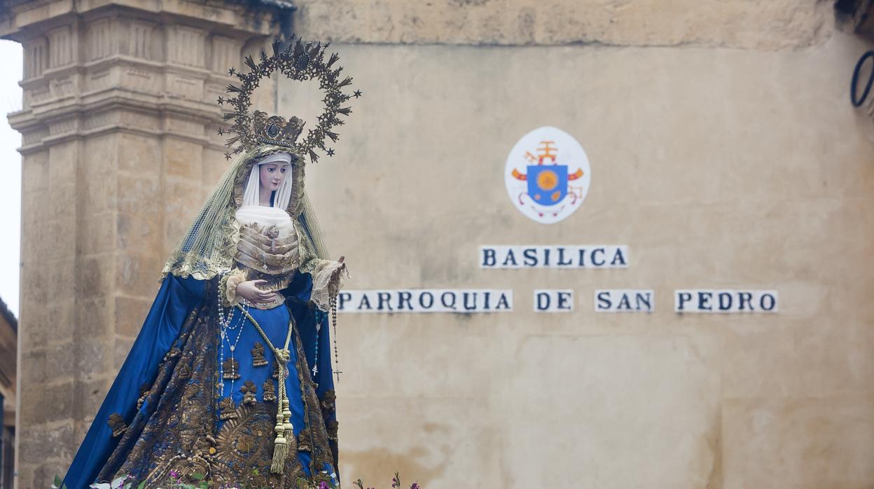 La Virgen de los Remedios, al pasar por la basílica de San Pedro de Córdoba