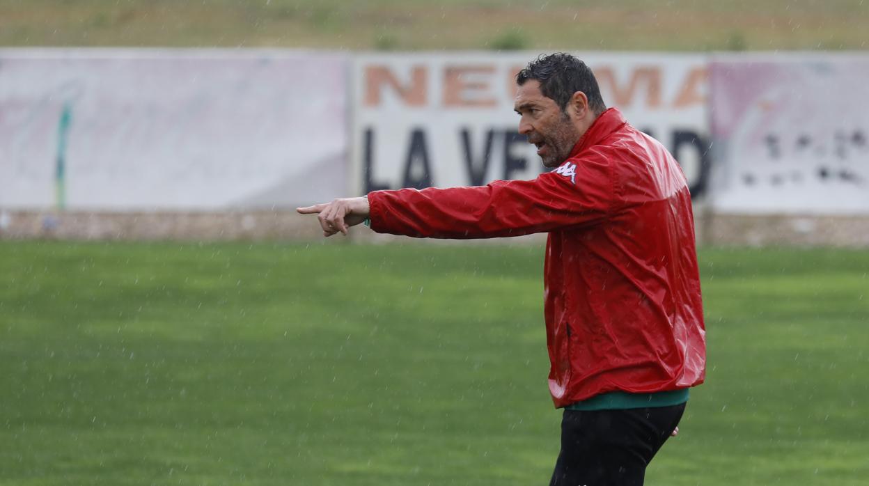 El entrenador del Córdoba, Rafael Navarro, da instrucciones