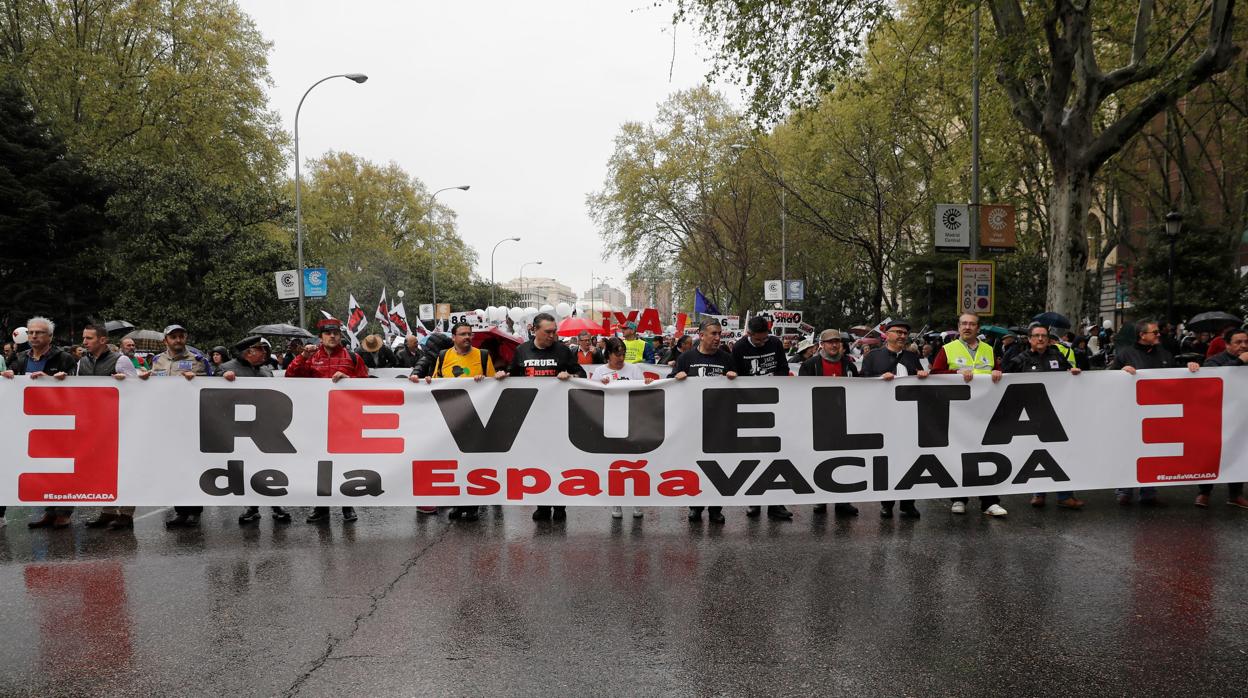 Dos representantes de Jaén formaban parte de la cabeza de la manifestacion de la España Vaciada