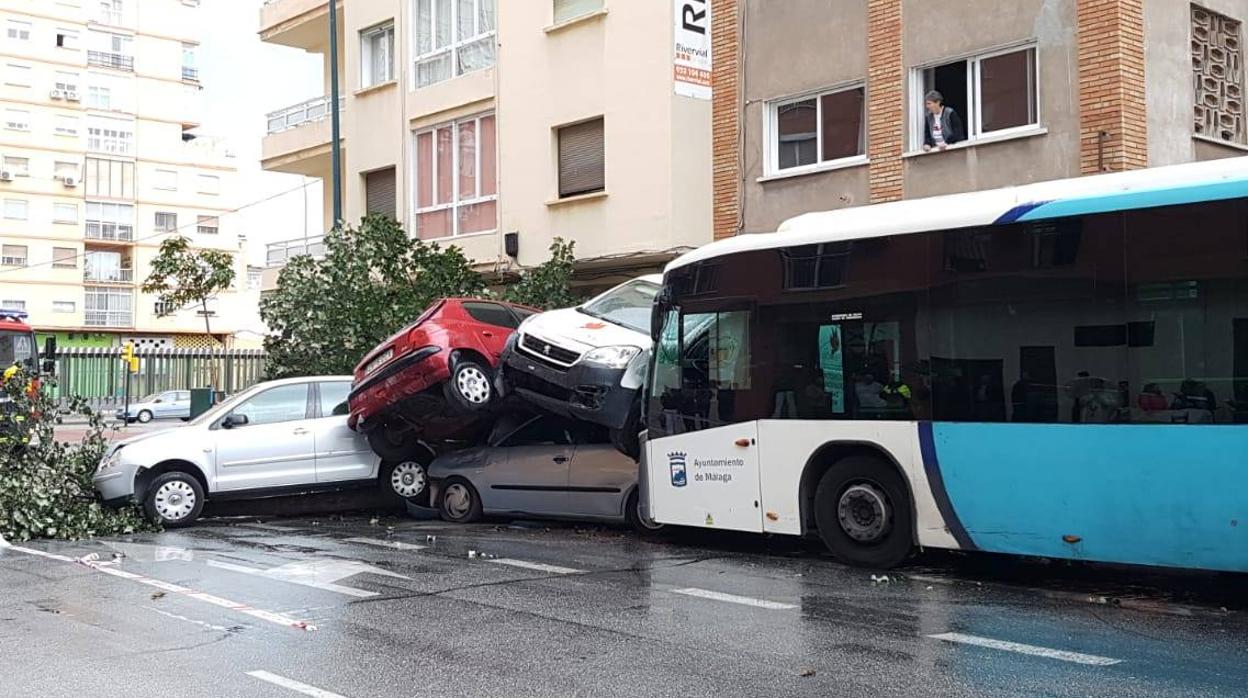 Mañana caótica en Málaga con el accidente de un autobús tras sufrir un infarto su conductor