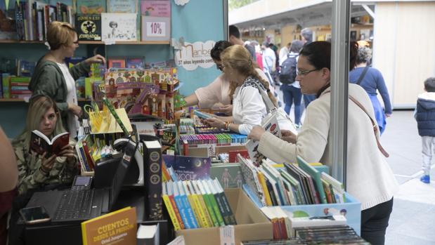 La lluvia agua las perspectivas de los libreros en la Feria de Córdoba