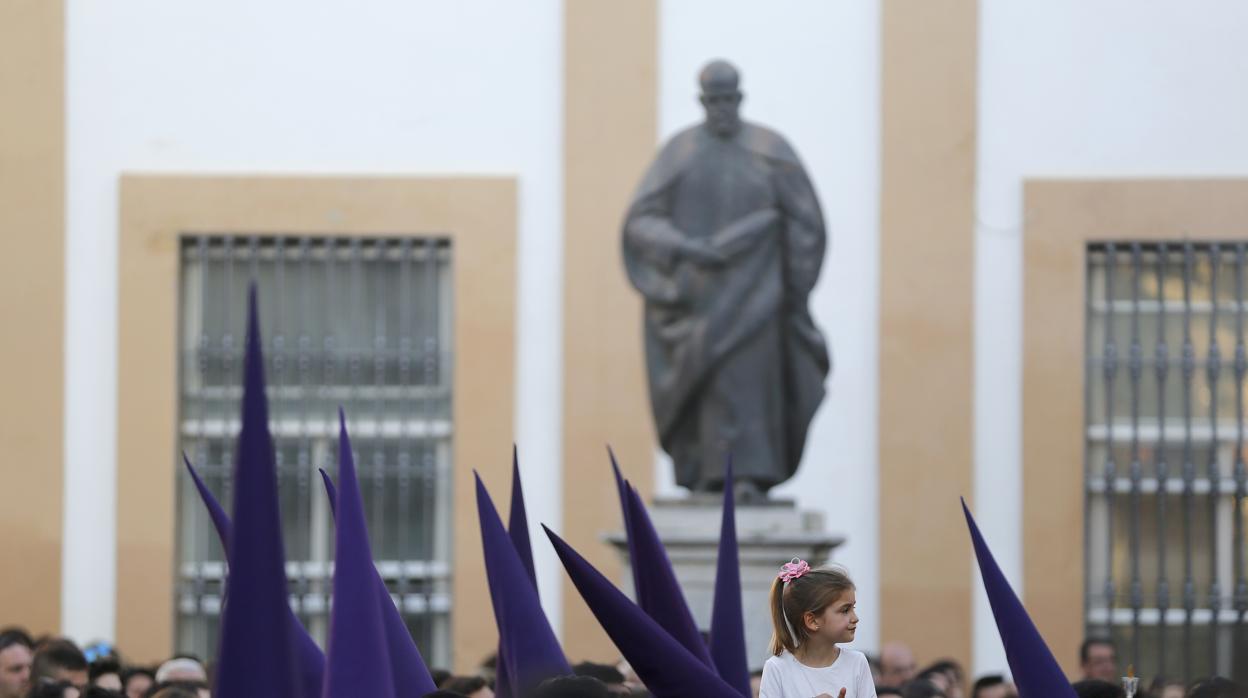 Una niña atiende a la salida de la Santa Faz