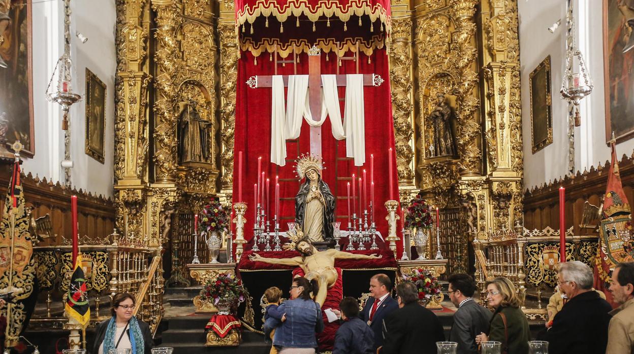 Besapiés del Santísimo Cristo de la Caridad en la parroquia de San Francisco y San Eulogio de Córdoba