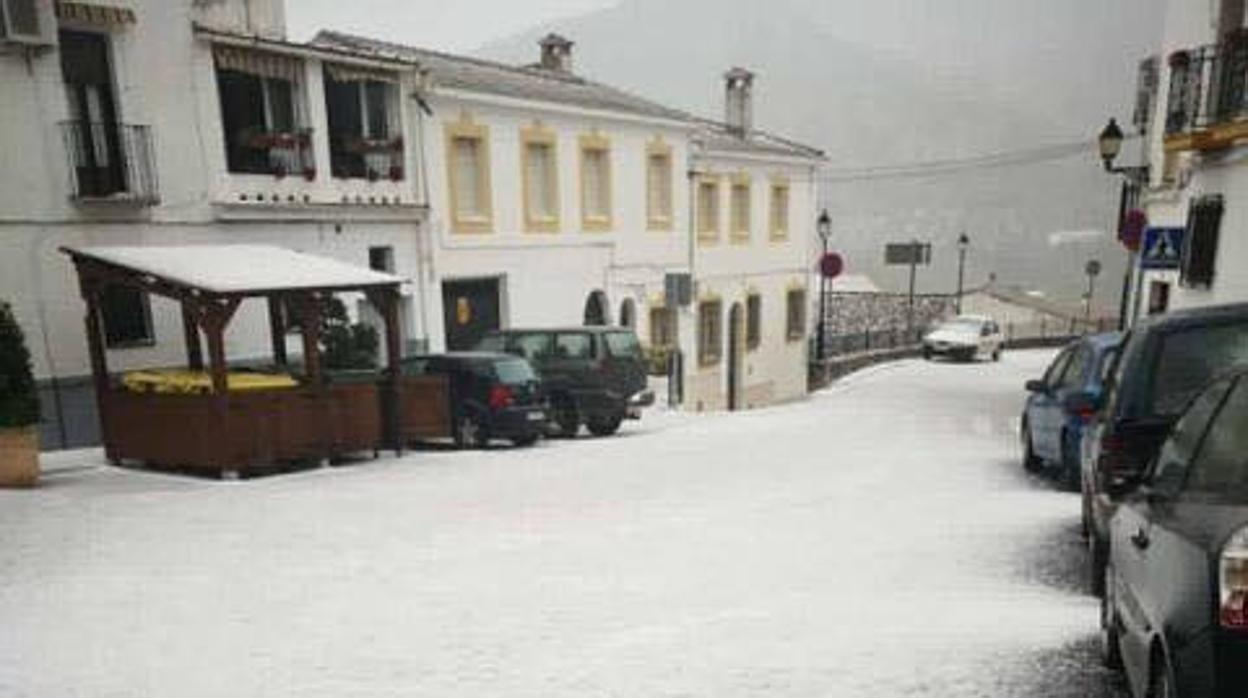 Localidad de la Subbética con el granizo caído este fin de semana