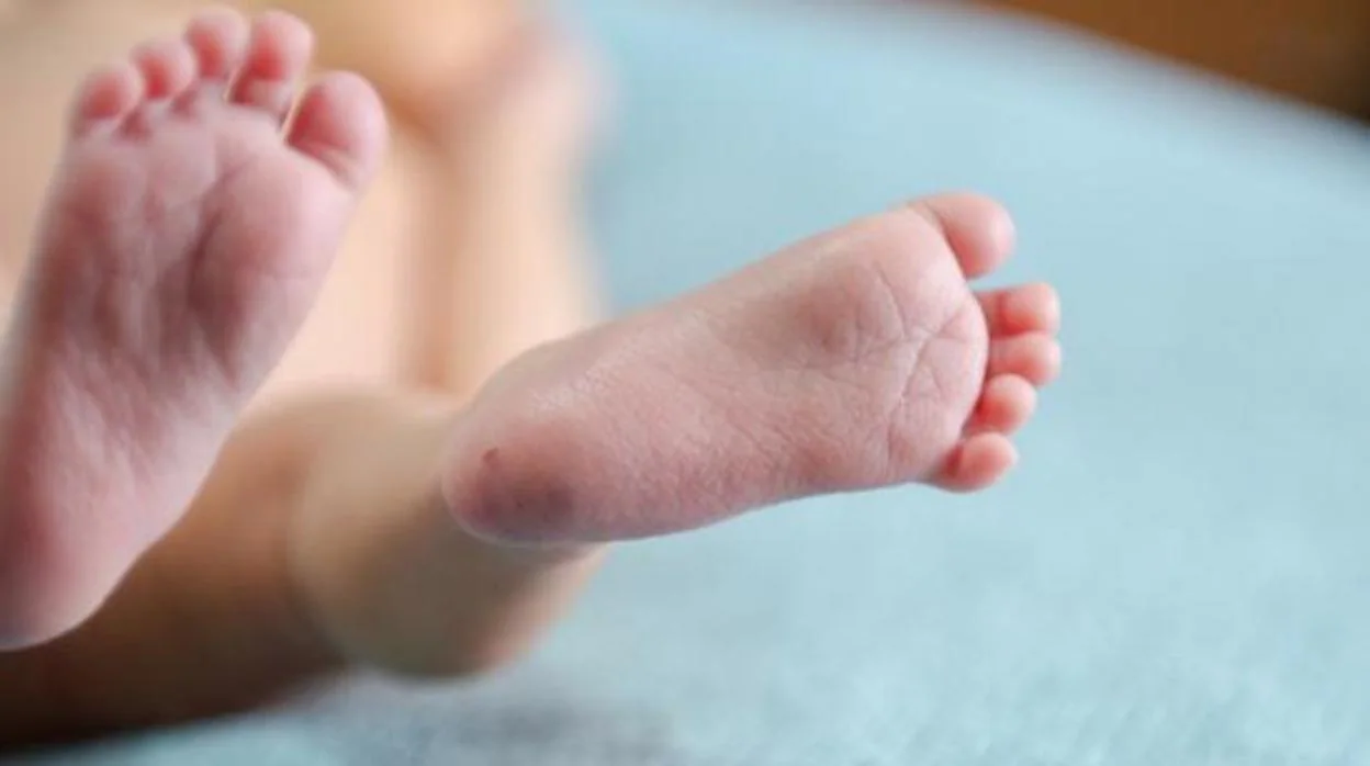 Dos pequeños pies de un bebé