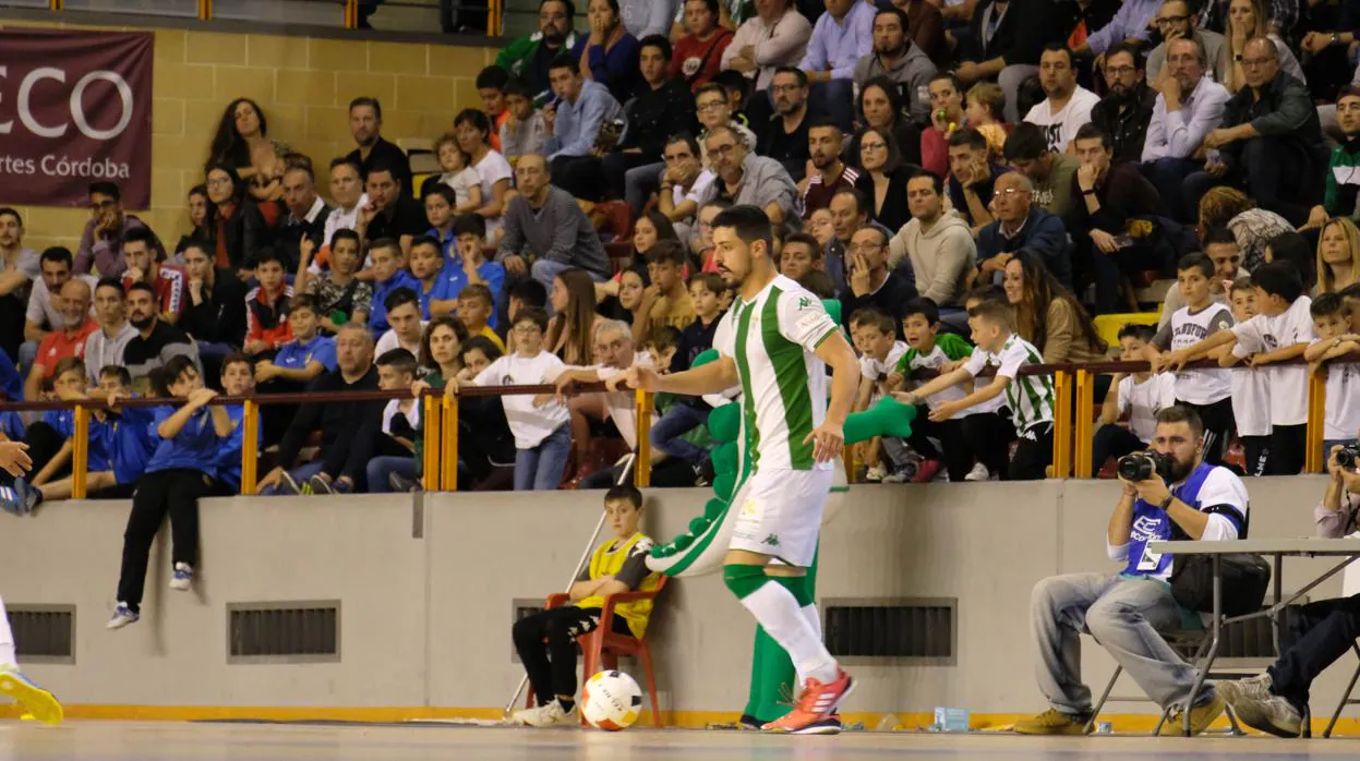 Un jugador del Córdoba CF Futsal conduce el balón con un Vista Alegre lleno