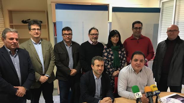 Socialistas de 7 municipios exigen ahora la línea férrea Jaén-Granada prometida por Chaves hace 25 años