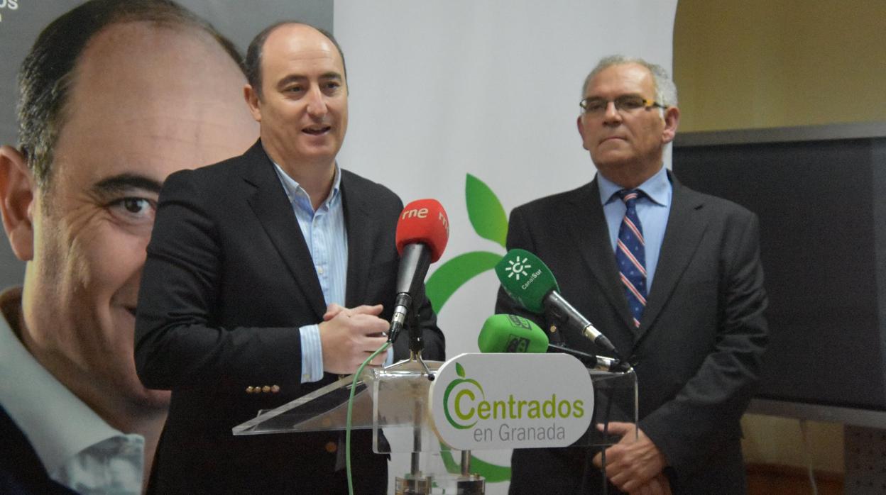 Juan García Montero y Francisco Martín, durante la presentación de Centrados en Granada.