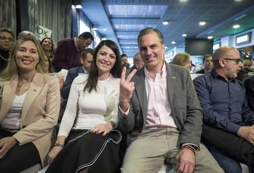 Macarena Olona, candidata por Granada, junto a Ortega Smith, este lunes en un mitin con el que Vox ha tratado de zanjar su crisis interna.