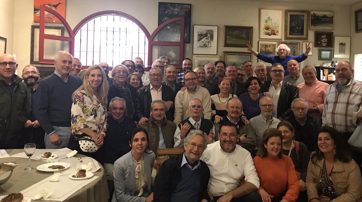 La foto corresponde a la última comida celebrada el domingo 7 de abril en Sevilla. Arriba, a la derecha, Alejandro Rojas Marcos