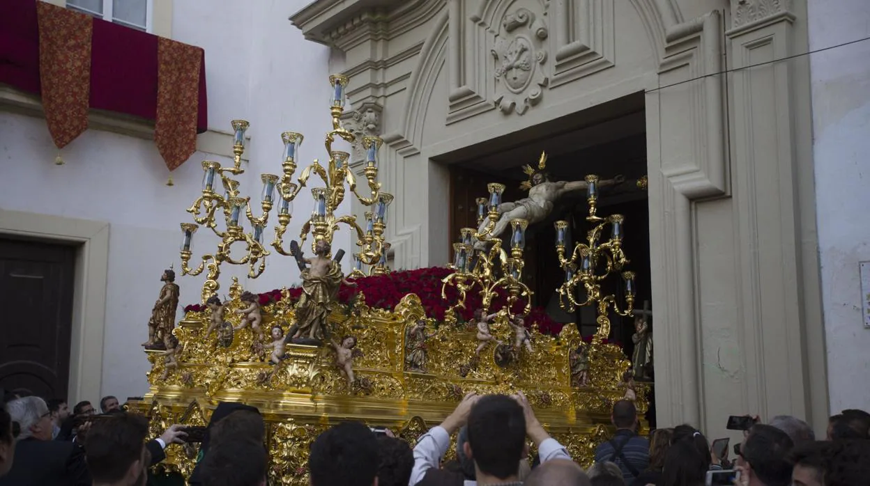 Vera-Cruz recupera la música en su salida procesional en la Semana Santa de Cádiz 2019