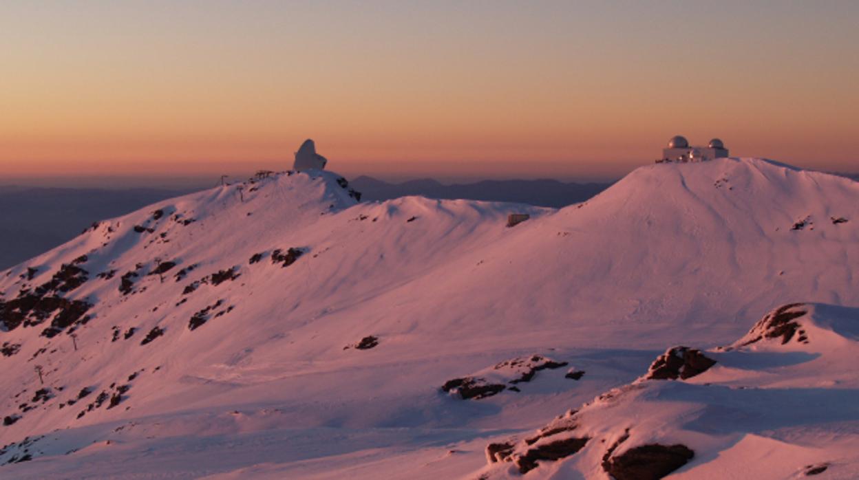 A la izquierda, el radiotelescopio IRAM; a la derecha, el Observatorio de Sierra Nevada, en Granada.