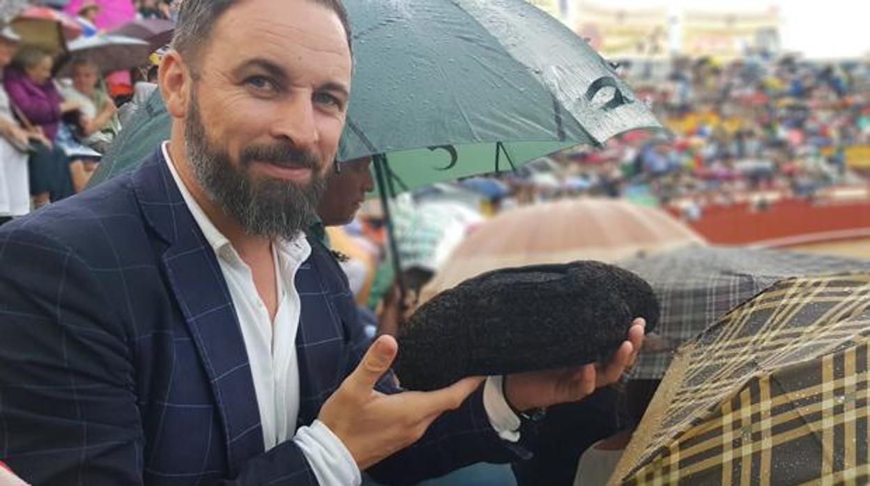 El líder del Vox, Santiago Abascal, con la montera de Morante tras un brindis