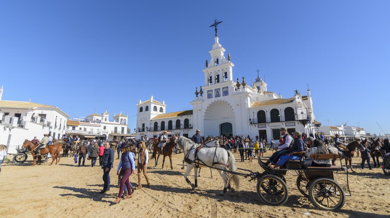 Romeros en las inmediaciones del Santuario de la Virgen del Rocío