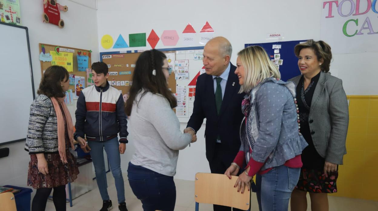 El consejero de Educación, durante su visita al IES Medina Azahara