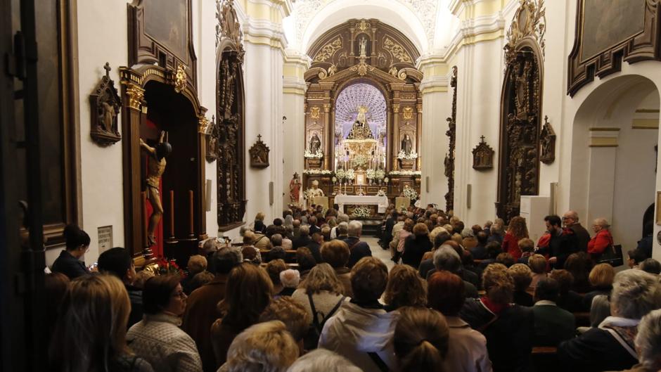 «Hoy Córdoba viene a compartir sus penas y alegrías con la Virgen de los Dolores»