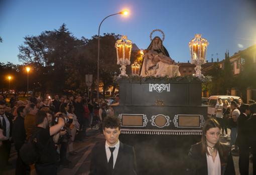 El paso del Traslado al Sepulcro avanza durante su procesión