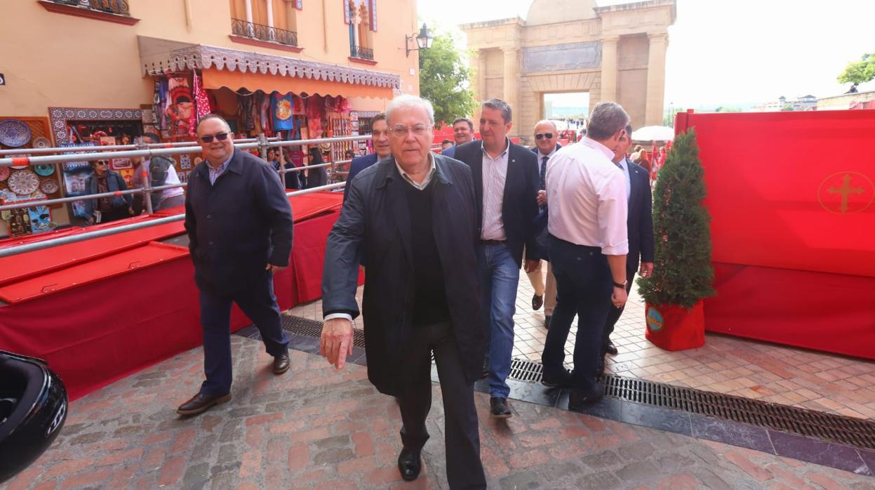 El edil de Presidencia, Emilio Aumente (PSOE), hoy durante su visita a la carrera oficial