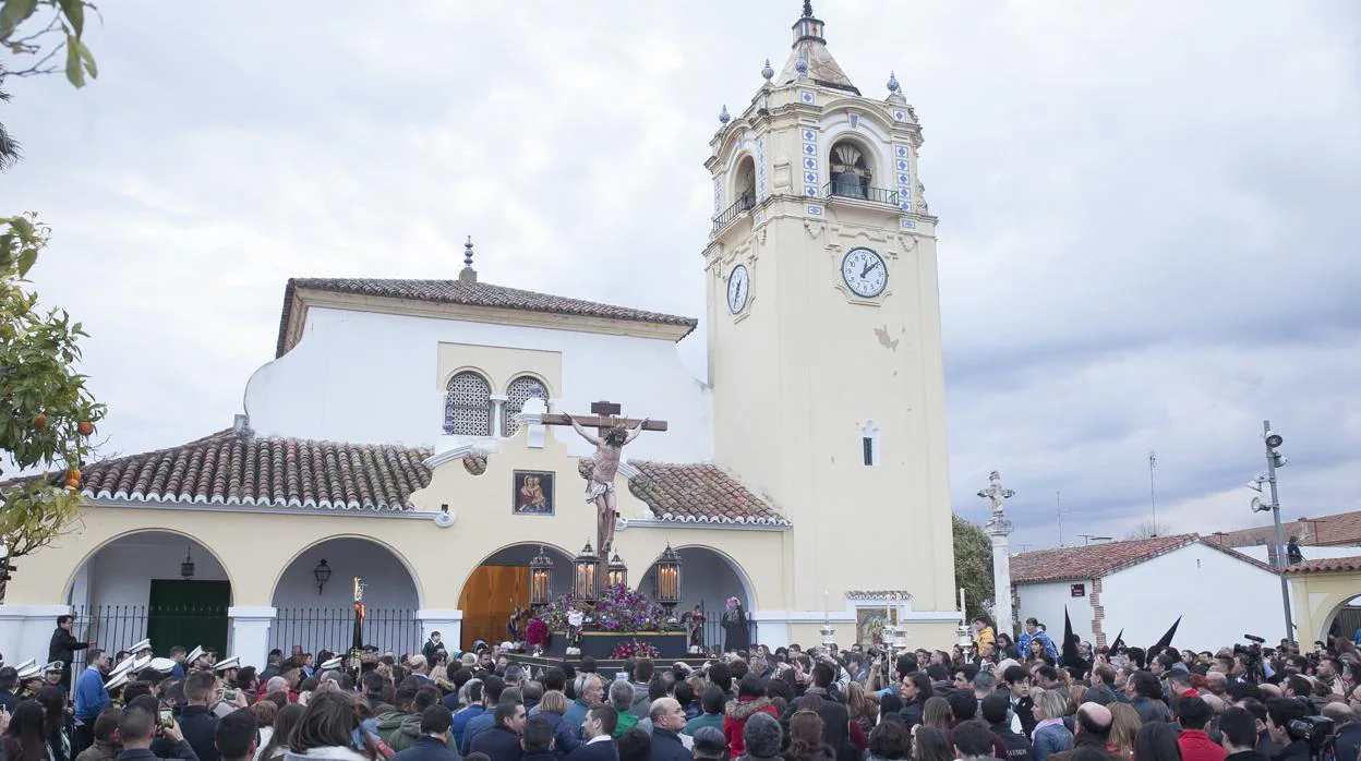 Salida de la corporación de la Conversión el Sábado de Pasión en el barrio de las Electromecánicas de Córdoba