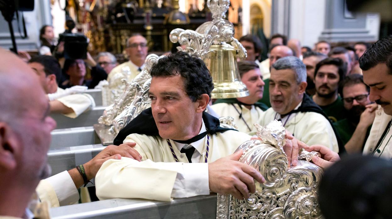 El actor malagueño Antonio Banderas participa como mayordomo del Trono de María Santísima de Lágrimas y Favores en las Cofradías Fusionadas