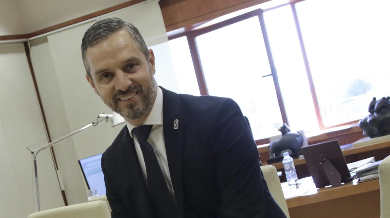 Juan Bravo, consejero de Hacienda en su despacho de la Junta de Andalucía