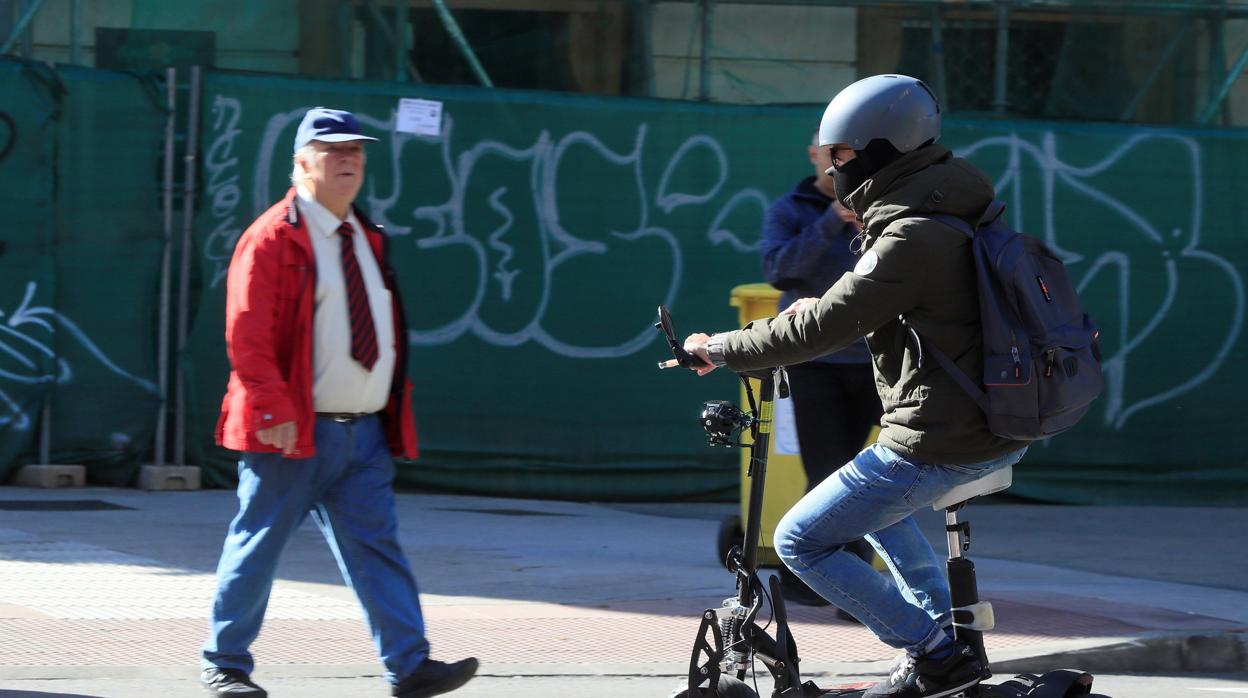 Usuario de un patinete eléctrico