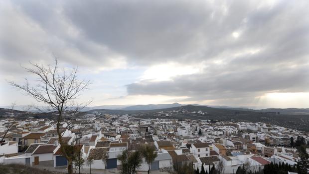 Un afectado por inhalación de humo en el incendio de una vivienda en Rute