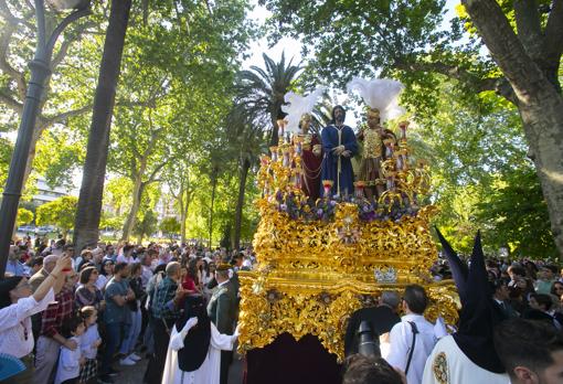 Jesús de la Redención avanza entre el gentío