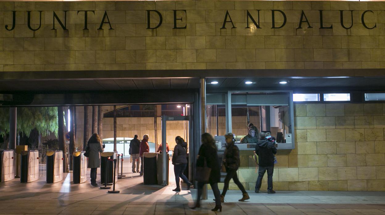 Acceso a la sede autonómica de Torretriana en Sevilla