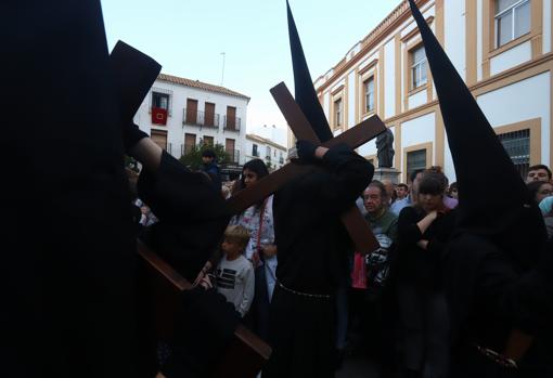 Nazarenos del Vía Crucis, hoy a su salida de la Trinidad