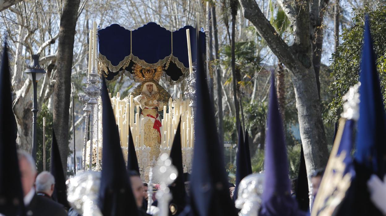 María Santísima de la Estrella durante su salida procesional en la tarde del Lunes Santo en Córdoba