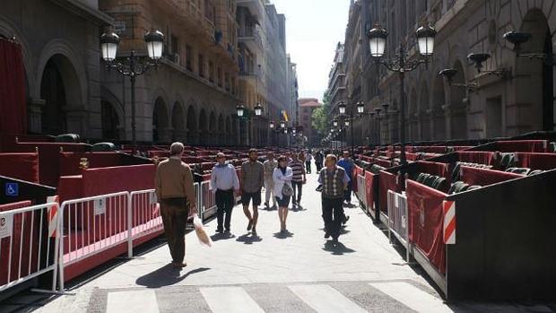 Reducen y detienen a un joven agresivo en el palco de la Semana Santa de Granada