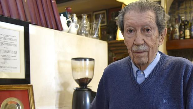 Muere a los 91 años el escritor malagueño Manuel Alcántara