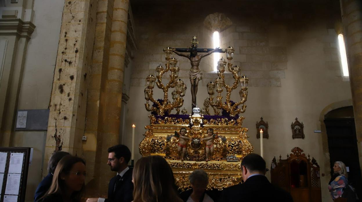 El paso del Cristo de la Misericordia, preparado en la iglesia de San Pedro de Córdoba