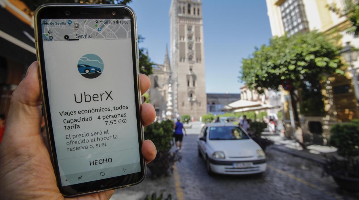 Un cliente espera un Uber en Sevilla