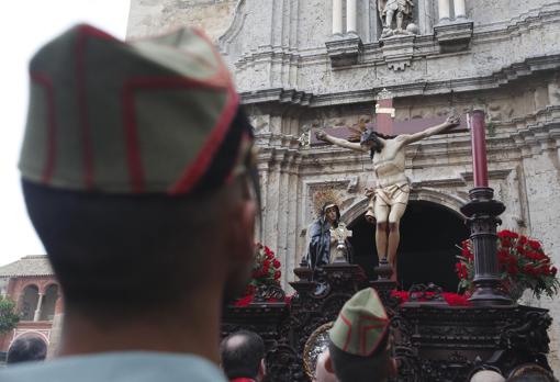 El Cristo de la Caridad salió a la puerta de su iglesia y no faltó a su cita con los legionarios