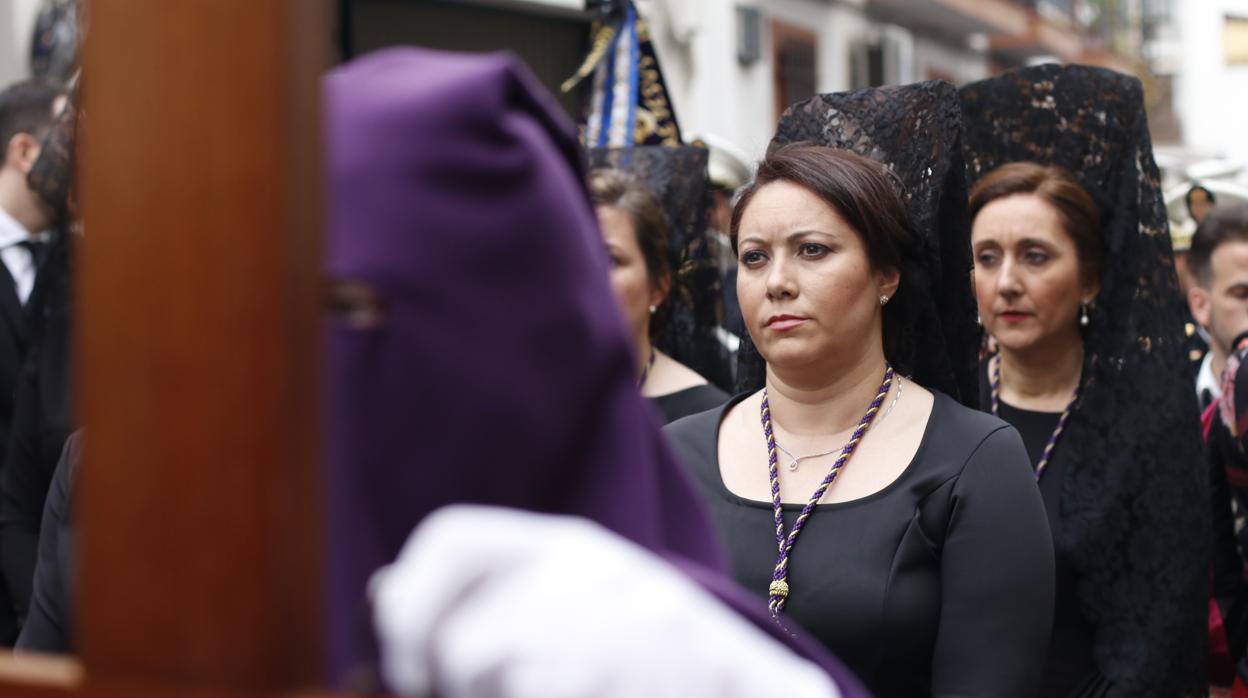 Dos mujeres de mantilla en la procesión del Calvario