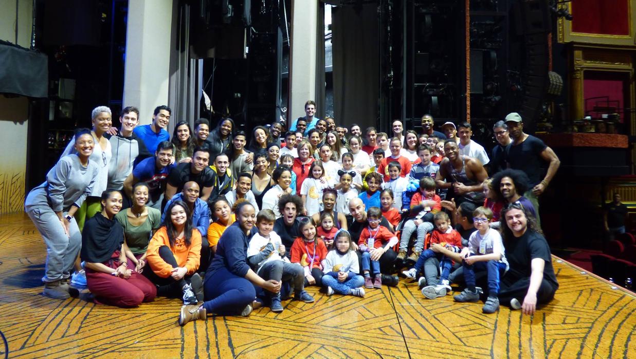 Los niños del hospital de Jaén posan junto a actores del musical El Rey León