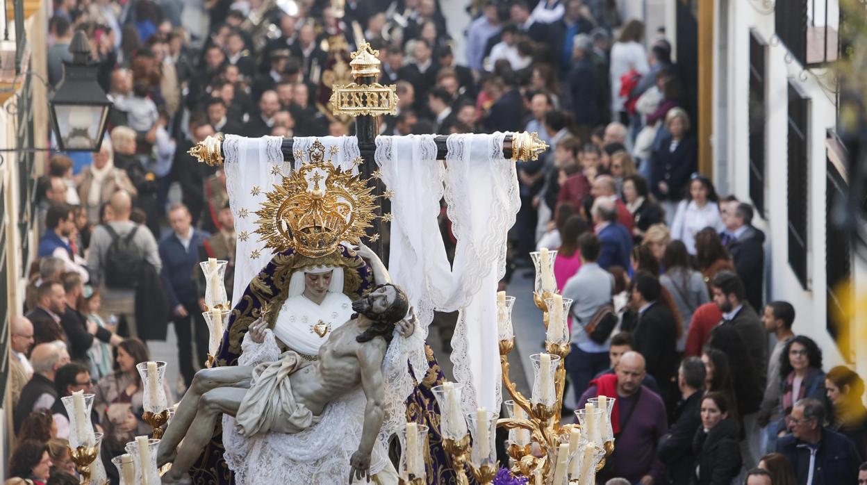 Nuestra Señora de las Angustias Coronada durante su salida procesional el Jueves Santo en Córdoba