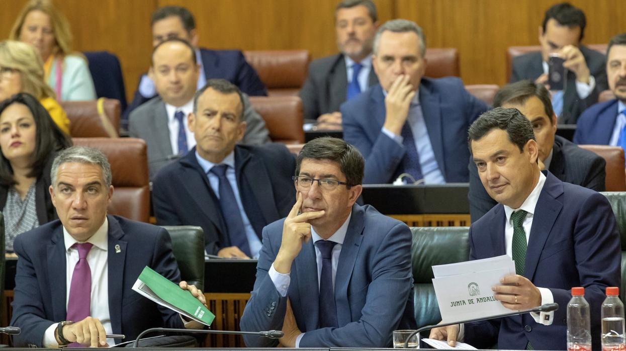 Bendodo, Marín y Moreno en un pleno del Parlamento andaluz