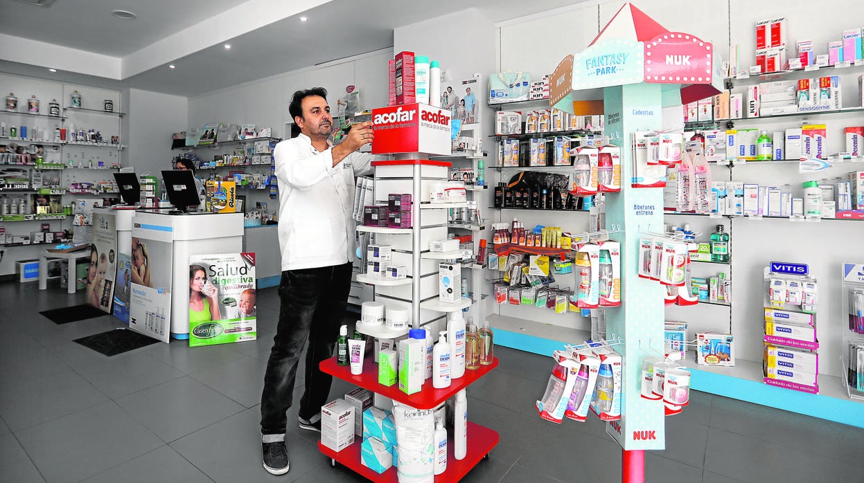 Interior de una farmacia cordobesa en el entorno del hospital Quirón