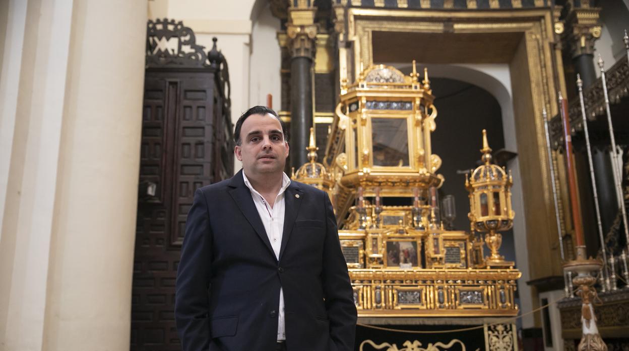 Enrique León Pastor, hermano mayor de la cofradía del Santo Sepulcro de Córdoba, frente al paso del Señor