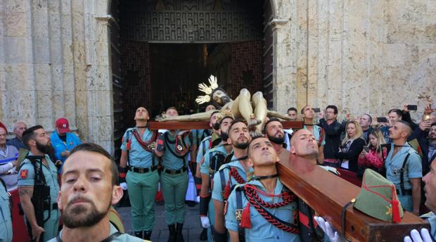 Semana Santa de Córdoba 2019 | El vía crucis de la Caridad vence a la amenaza de lluvia