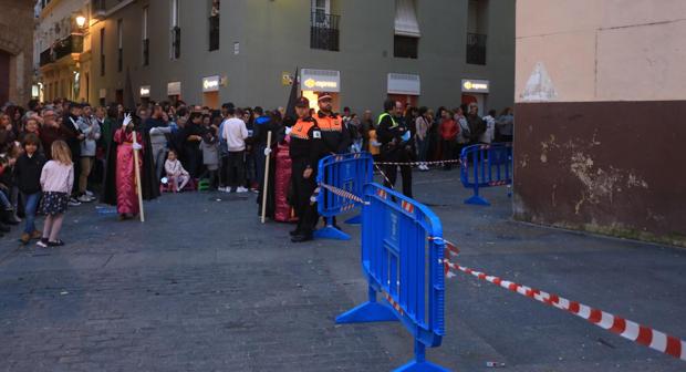 Los cortejos procesionarán en bloque y las bandas no tocarán en la zona del desprendimiento en Cádiz