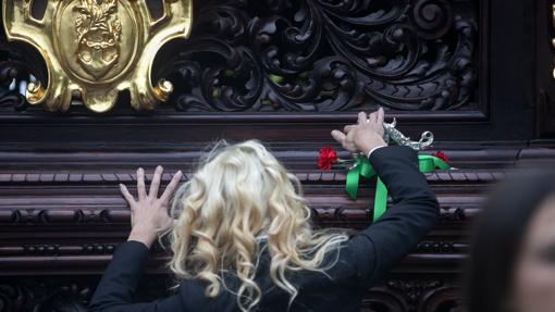 Gema Fernández Camino, ante el paso del Cristo de la Piedad el Miércoles Santo de Córdoba