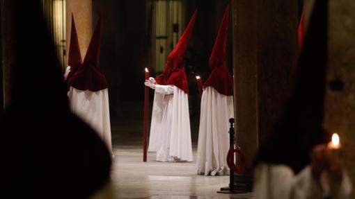 Nazarenos durante una estación de penitencia en la Catedral