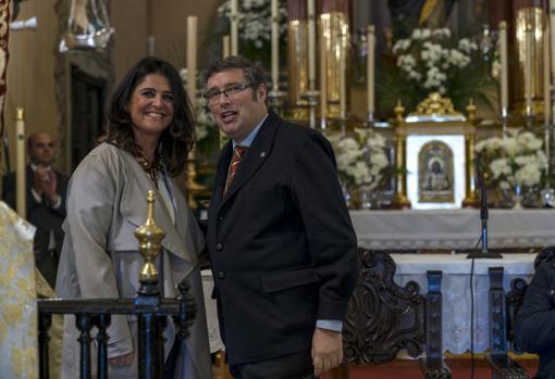 Nuria Barrera recibe el agradecimiento del presidente de la Hermandad Matriz de Almonte, Juan Ignacio Reales